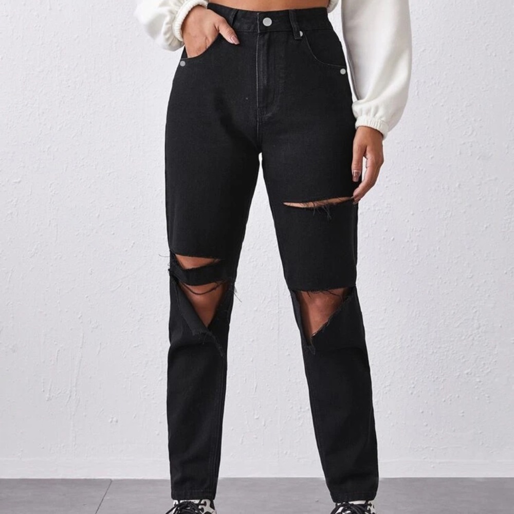 BAGGY RIPPED JEANS